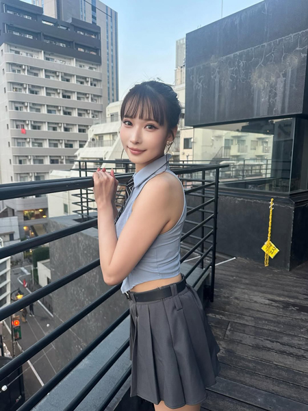 大野真依、お腹チラ見せ！制服風ミニ丈コーデが「可愛い過ぎてヤバい」と話題！
