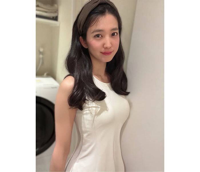 佐藤あかり、デコ出し＆清楚白ワンピースできわだつ美スタイル！「かわいい！」