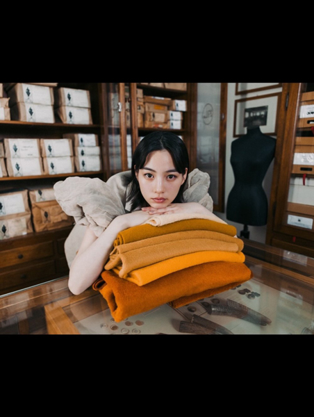 のん、MaxMaraでモードに決める！大人の肌みせコーデを披露