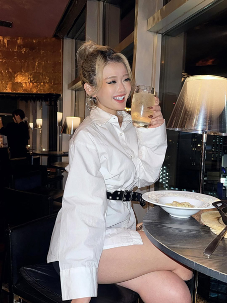 雨宮みるき、大胆美ふとももに釘付け！モード感あふれるファッション披露