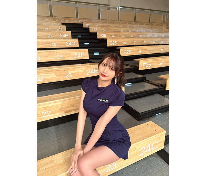 羽瀬レイナ、タイトなスポーティワンピで曲線美見せつけ！