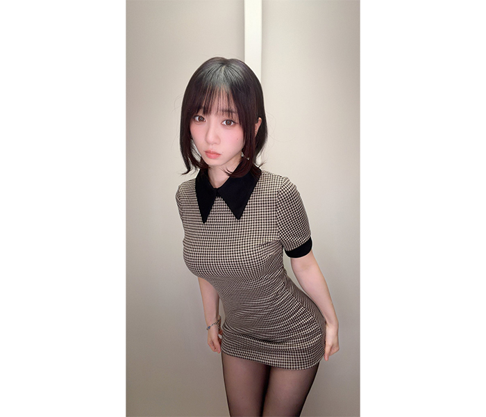 ムチムチ界の神」伊織もえ、S字くびれがくっきり！黒タイツと