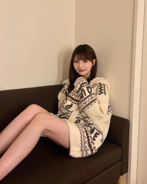 秦はるか、すべすべ美脚あらわなリラックスコーデを披露