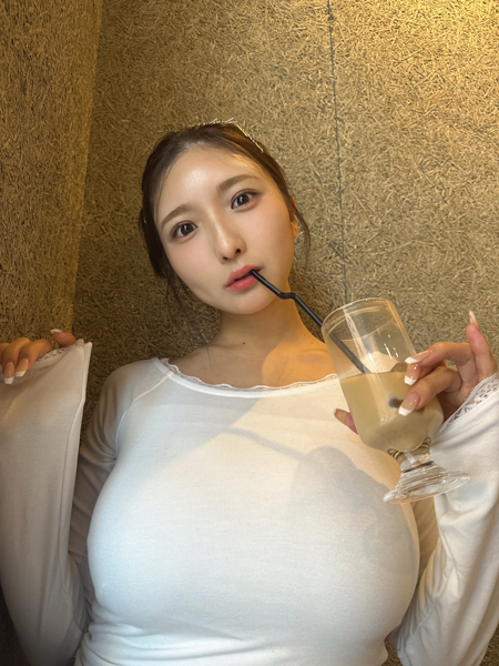 「デカメロン最高」三田悠貴、シンプルトップスで楽しむカフェショットに反響「ぶち　可愛い」