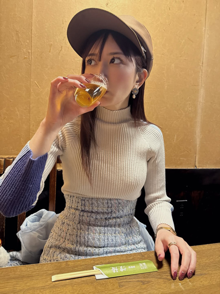 清水楓、ピタピタニットで最高のグビッと!ビールと蕎麦楽しむ姿に反響