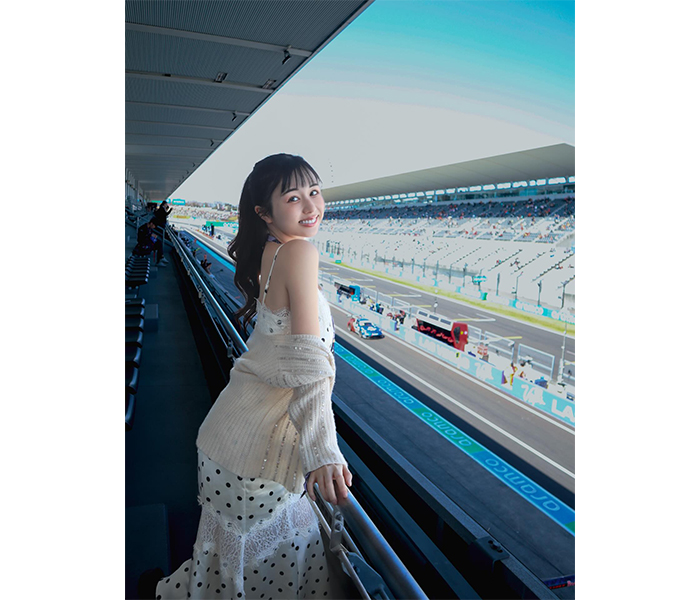 くりえみ、キャミソールワンピの軽やかなフェミニンコーデでF-1観戦！！