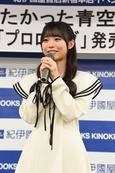 僕が見たかった青空・金澤亜美がグループ＆自身初の写真集を発売！秋元康からの帯コメントを受け「名作のようなアイドルになれたら」