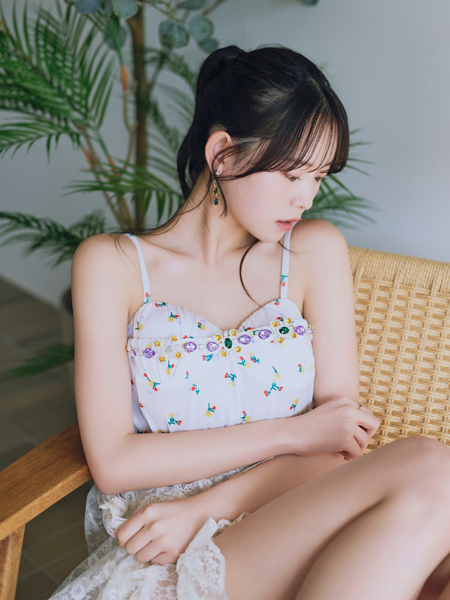 大瀧沙羅、透明感きわだつ春っぽレース衣装！「めちゃめちゃ可愛いぃぃぃ〜」「かわいすぎ」