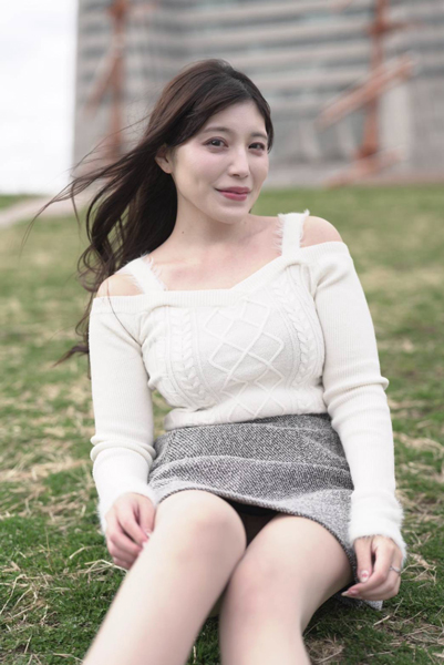 Reina+World、芝生に座るだけで絵になる、ふんわり笑顔にファン歓喜