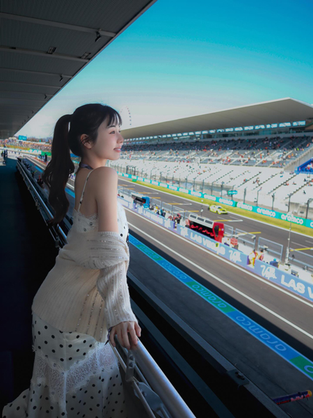 くりえみ、キャミソールワンピの軽やかなフェミニンコーデでF-1観戦！！