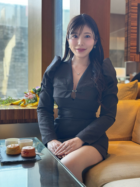 Reina+World、ラグジュアリーコーデで美肌みせ!シックな色気をあらわに