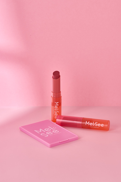 VAZ、初のコスメブランド「Mel:See from classroom」を立ち上げファン2,500人超の声をもとに「めるぷち」メンバー25名と共同開発した中高生向けスクールコスメ第1弾「カラーケアリップ #01 放課後ピンク」を3月30日発売