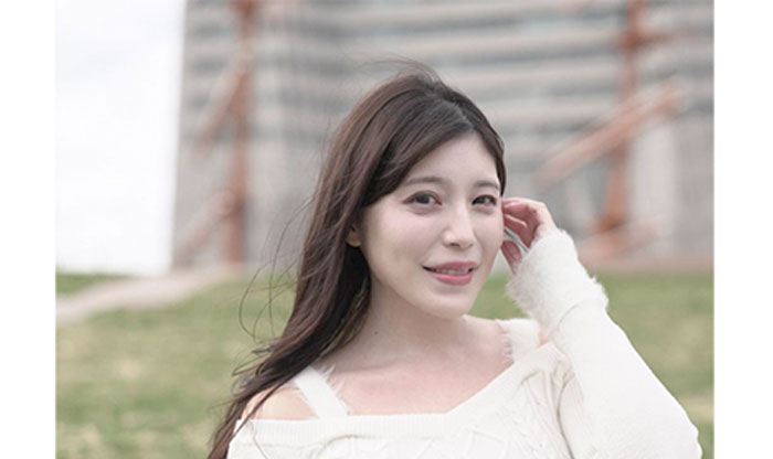 Reina+World、芝生に座るだけで絵になる、ふんわり笑顔にファン歓喜