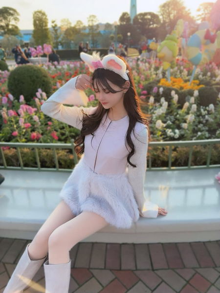 木村楓、ふんわり春色のミニ丈コーデでスラリ美脚！