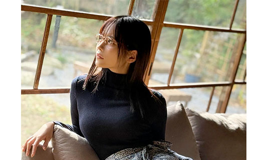 東雲うみ、背徳的チラ見せ美脚ショットにファン悶絶
