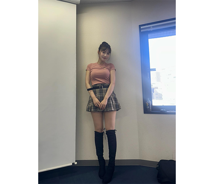 美ふとももに釘付け！大野真依、チェック柄ミニで魅せるファッションを披露！