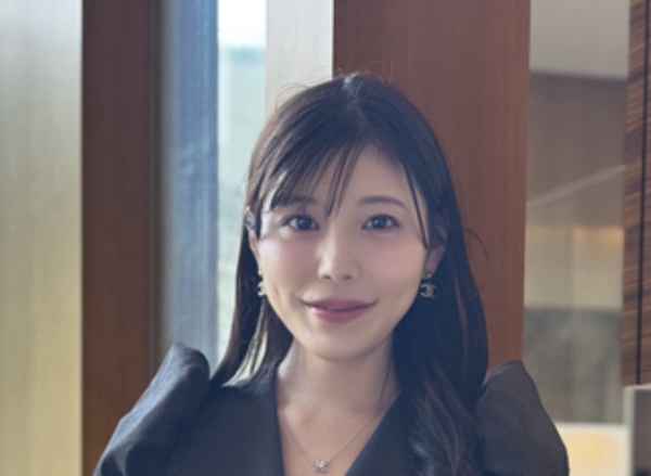 Reina+World、ラグジュアリーコーデで美肌みせ!シックな色気をあらわに