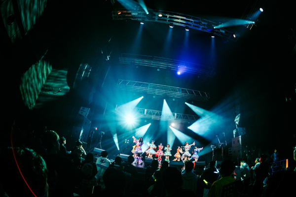 【ライブレポート】SEKAIE☆、無敵な魅力を開放！圧巻のパフォーマンスで会場沸かす〈JAPAN IDOL SUPER LIVE 2026〉