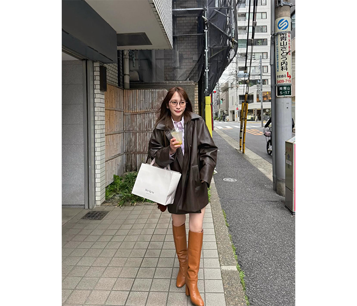 川栄李奈、レザーを着こなすブラウンコーデで美脚チラ見せ