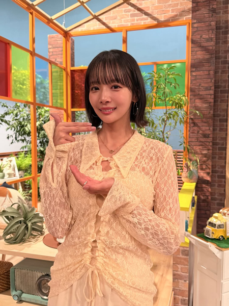 岡田紗佳、総レースできわだつナイスプロポーション！全身ホワイトルック公開