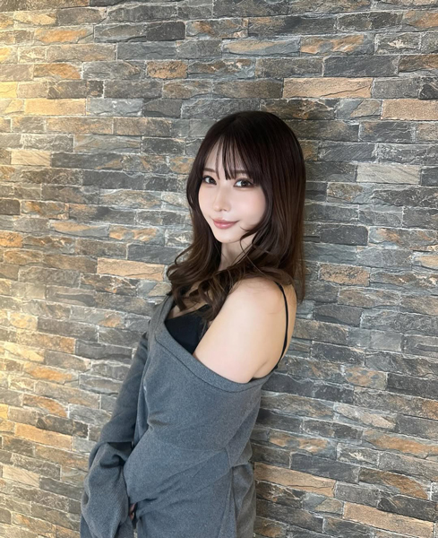 「美しすぎるドラマー」大野真依、抜け感モードなファッションで美脚ダイタン披露