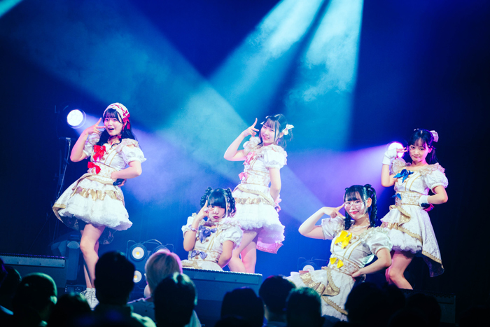 【ライブレポート】AILOSが「食いしん坊ガール」「リトルスター」など歌い上げる！キュートな魅力で会場圧倒〈JAPAN IDOL SUPER LIVE 2026〉