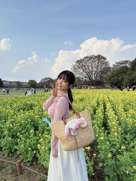 東雲うみ、春色コーデできわだつ曲線美！お花見満喫ショット投稿