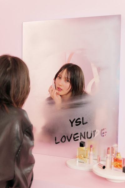 本田翼、視線を奪う艶感ブラックコーデで降臨!YSL空間で魅せた圧倒的オーラ