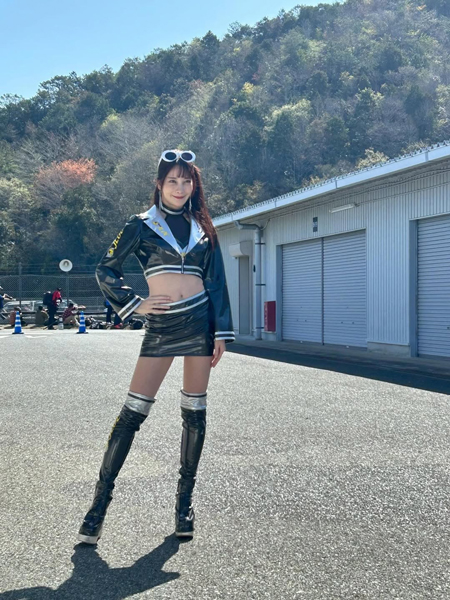 「ぴちぴちミニスカ最高」赤城ありさ、素材感で色気マシマシ！魅惑的ブラックコスチューム姿