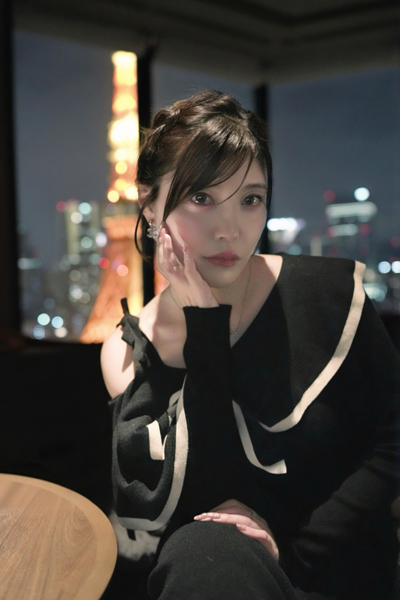 Reina+World、夜景バックに黒ドレス！色っぽショットに反響続出