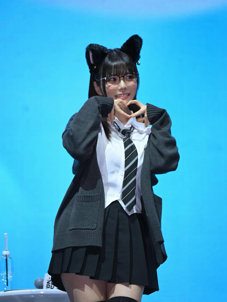 東雲うみ、絶対領域×黒スケスケソックスで世界中のファン悩殺！「このニャンコ飼いたい」