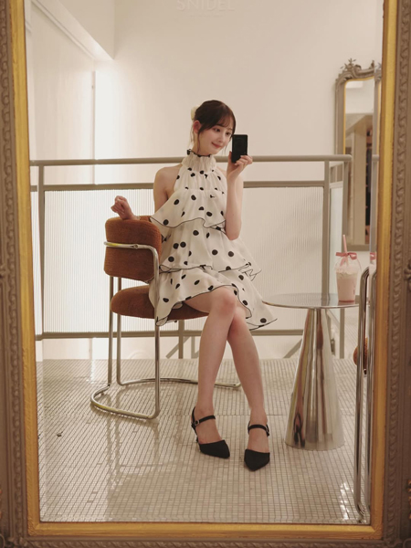 菜那セシル、爽やか×キュートな水玉ワンピからスラリ美脚