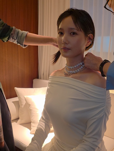 「いい女オーラ」本田翼、エレガレントな「ピタッと」オフショルコーデ披露「翼ちゃん美しすぎる」