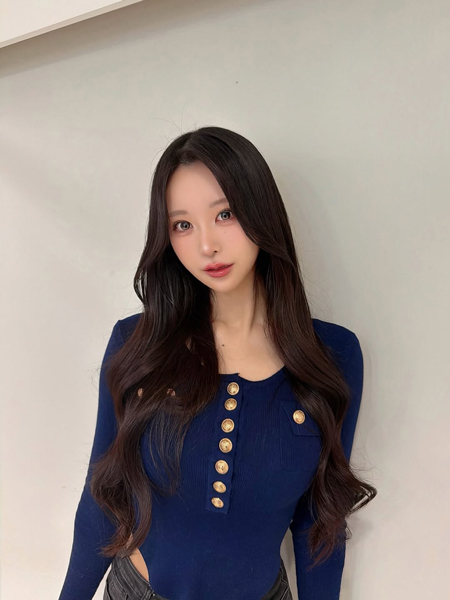 真島なおみ、大人のダークトーンファッションで色気あふれる!ファン「素敵な写真ですね」