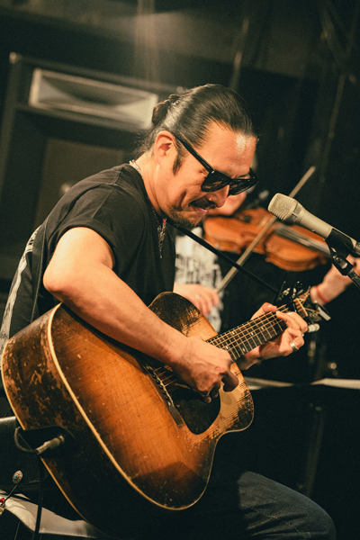 新羅慎二／若旦那名義での6年ぶりのソロライブ。「喜怒哀楽でみんなの心に寄り添う」40代最後のライブ。