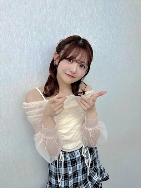 スリットから美脚見せつけ！武田雛歩、大人かわいい衣装でファン魅了！