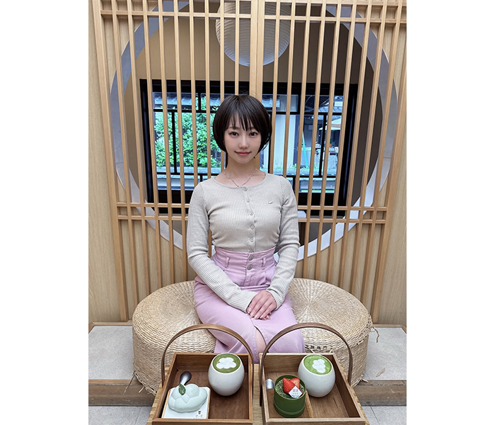 城戸ひなの、清楚上品なコーデでティータイムを満喫！「かわいい」