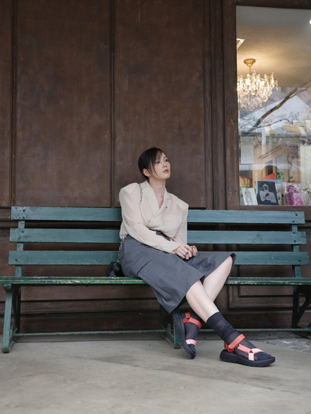 「メガネばっさーもよき」本田翼、抜け感あるパンツスタイルから色白美脚スラリ
