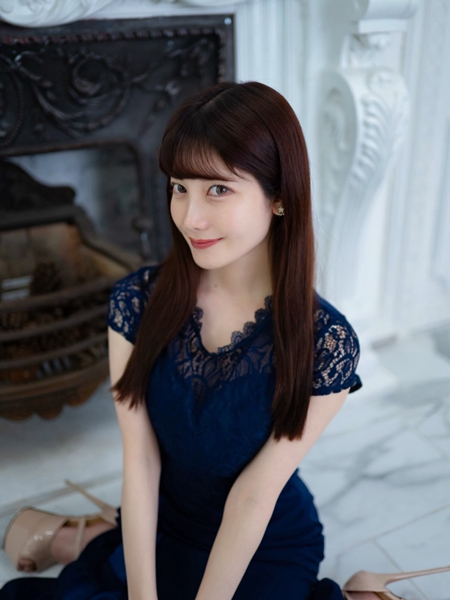 曲線美にドキッ！赤城ありさ、上品レースドレス姿を公開！ファン歓喜