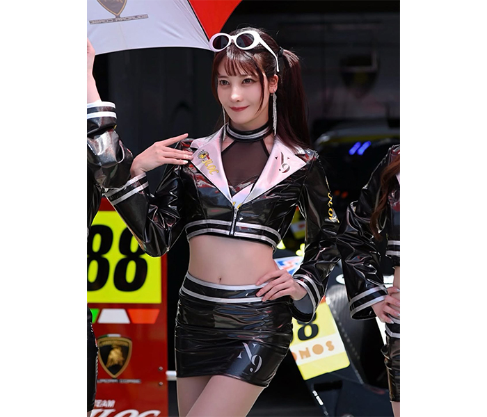 「ぴちぴちミニスカ最高」赤城ありさ、素材感で色気マシマシ！魅惑的ブラックコスチューム姿