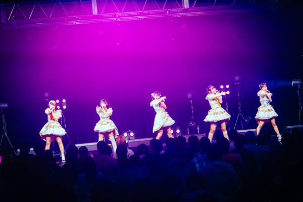 【ライブレポート】AILOSが「食いしん坊ガール」「リトルスター」など歌い上げる！キュートな魅力で会場圧倒〈JAPAN IDOL SUPER LIVE 2026〉