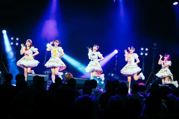 【ライブレポート】AILOSが「食いしん坊ガール」「リトルスター」など歌い上げる！キュートな魅力で会場圧倒〈JAPAN IDOL SUPER LIVE 2026〉