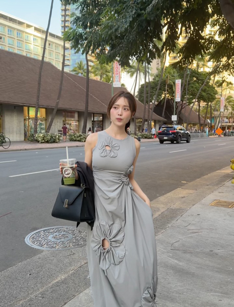魅惑的ボン・キュッ・ボンに釘付け！新田さちか、穴あきファッションで美くびれあらわに！