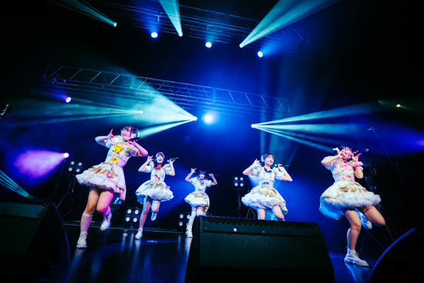 【ライブレポート】AILOSが「食いしん坊ガール」「リトルスター」など歌い上げる！キュートな魅力で会場圧倒〈JAPAN IDOL SUPER LIVE 2026〉