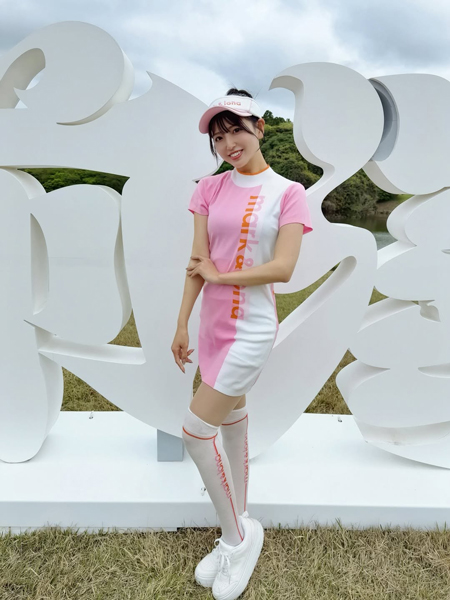 池永百合、ボディライン強調のゴルフウェア姿が色っぽい！