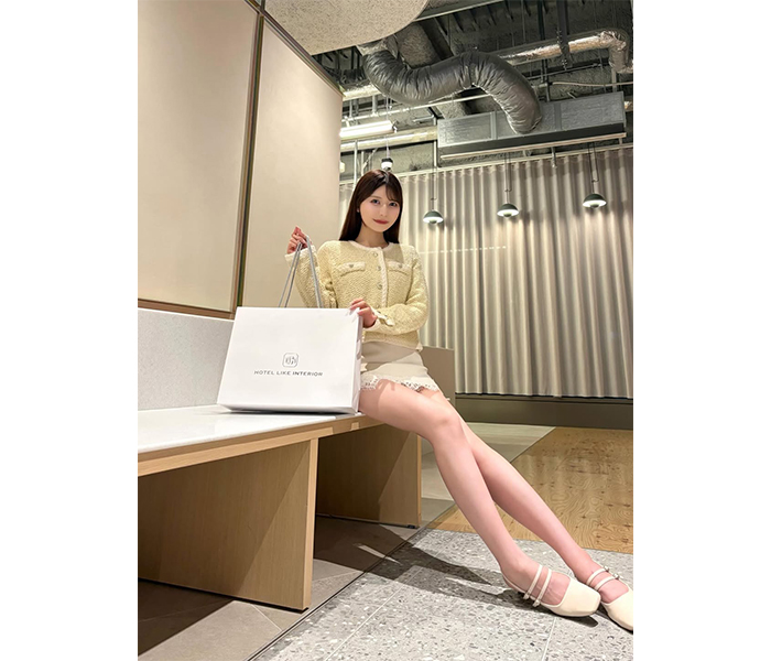 秦はるか、超長脚＆美脚の上品コーデでファン圧倒
