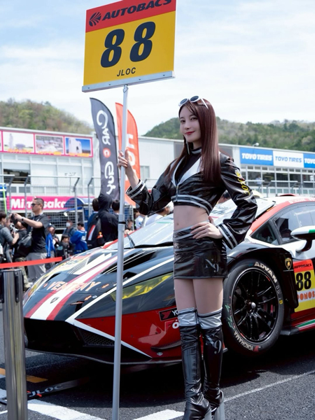 極細ウエストきわだつ！赤城ありさ、光沢コスチュームで美貌あらわに！