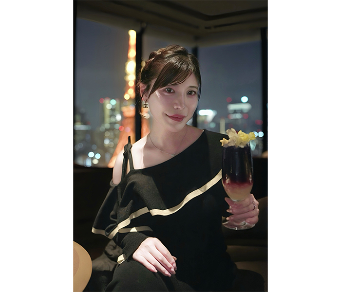 Reina+World、夜景バックに黒ドレス！色っぽショットに反響続出