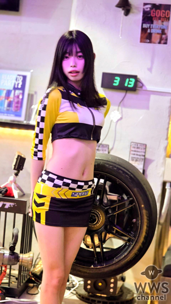 18歳モデル・小松夢、レースクイーン衣装からポリスまでPIT BAR撮影会で美ボディを披露！「F1の世界観の中で撮影できたのが楽しかった」 ＜Cool Photo Session 第２回 -赤坂エディション-＞