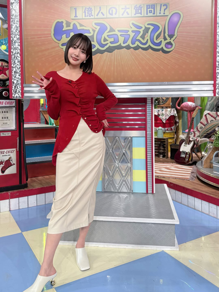 岡田紗佳、長身スタイル映える赤トップス×ロングスカートの華やかコーデ